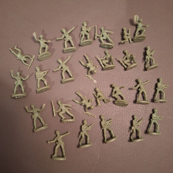 Milton Bradley Army Men Tank Battle Game 26 Green Pieces Cupcake Toppers 1975 - Picture 5 of 5